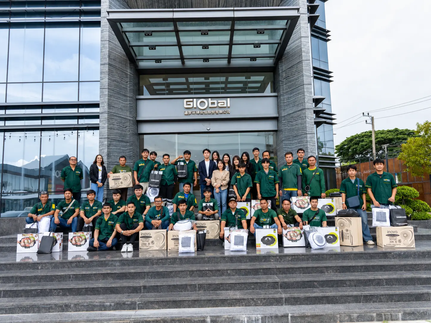 กลุ่มช่างดีหน้าสำนักงาน GlobalHouse